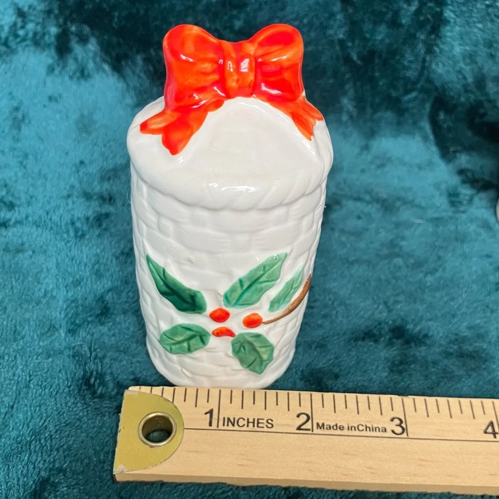 Vintage Set Enesco Japan Holly‎ Berry Salt and Pepper Shakers